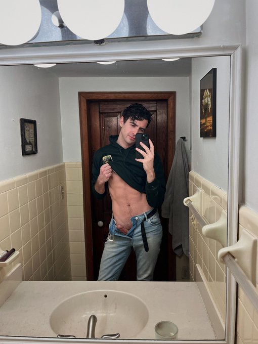 Showing off my outfit on Insta vs Twitter https://t.co/2fCltJLnz0