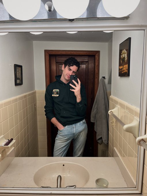 Showing off my outfit on Insta vs Twitter https://t.co/2fCltJLnz0