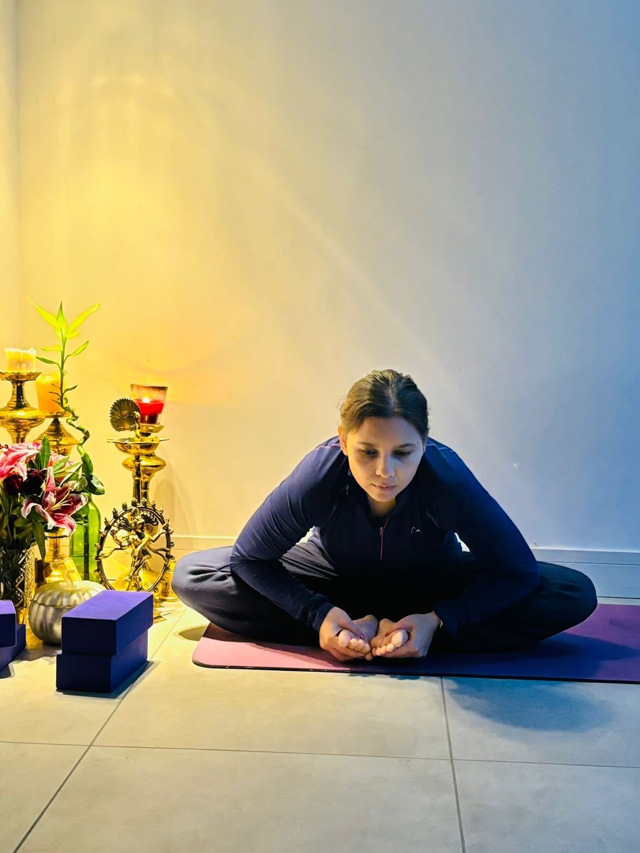 The_WB_studio's tweet image. 2 amazing classes with Ankita tomorrow night!

Choose from a Vinyasa flow at 6.45pm OR Gentle yoga at 8pm.

Why not try both, they go together perfectly! 🤍 

Tune in to your body, breath and feel good.  

.
.
.
#vinyasa #vinyasaflow #yogalife #abbotslangleyyoga #kingslangleyyoga