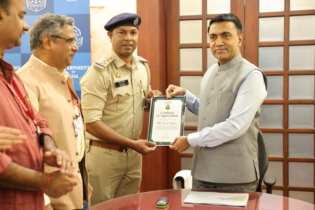 MichaelLobo76's tweet image. Kudos to Saroj Divkar for his outstanding dedication, recognized by #GoaPolice, fostering seamless coordination between the force and the eBeat app team. A true testament to innovation and collaboration! 👏 #Teamwork #GoaProud
