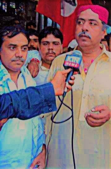 JSQMBashir_Khan's tweet photo. ڀلي اڪيلا ٿي وڃو 
پر ٽڪي جي مفادن خاطر پنهنجو معيار نه ڪیرايو پنهنجي نظريئي تان نه هٽو، سچ، ضمير ۽ اصول جو سودو نه ڪيو
#SindhRejectsPPP https://t.co/m5fJaGQQZW