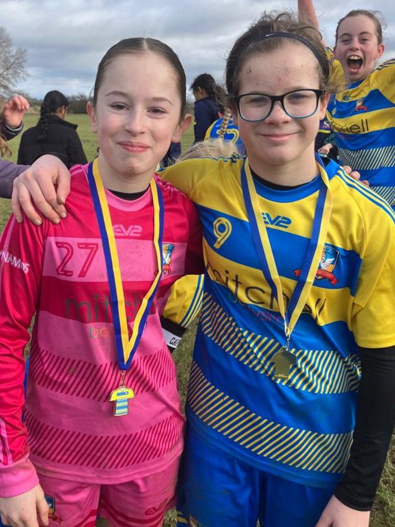 Shoutout to our U13s who hosted Kidlington Youth at home. Well done to Jess who was voted Players’ Player of the Match and to Alice who was Manager's Player. 💛💙⚽

#LetGirlsPlay #TakeYourChance #ThisGirlCan #HerGameToo #GrassrootsFootball #WeAreTheDynamos @AylesNews