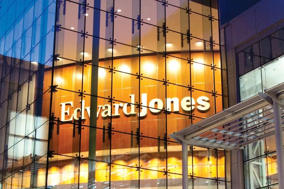 Edward Jones is paying for advisors’ high-level credentials buff.ly/48bd2kl #InvestmentNews <a href="/BDNEWSGUY/">Bruce Kelly</a> <a href="/EdwardJones/">Edward Jones</a>