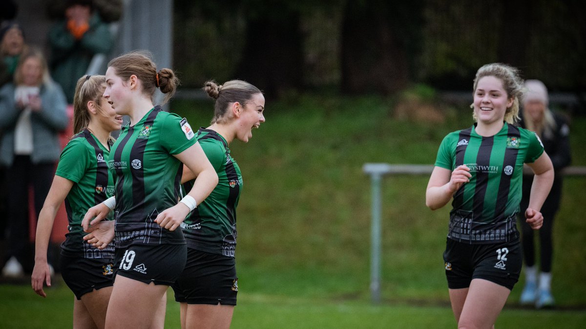 📸 Mae'r holl luniau o'r gêm dydd Sul ar gael trwy'r ddolen isod/Photos from Sunday's game against Swansea City available below. 🤝 Thank you to photographer Iestyn Dallimore/Diolch i'r ffotograffydd Iestyn Dallimore am gipio’r weithred! ➡️iestyndallimore.myportfolio.com/football-swans… #ATWFC | 💚