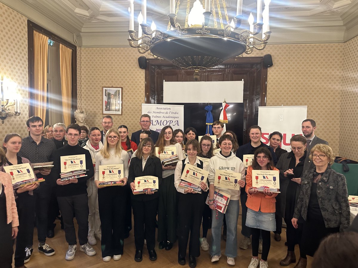 Veromorice's tweet photo. Remise des diplômes pour le concours d'éloquence.
Félicitations à nos lauréates @Etablieres                   
Sarah, Manuella &amp; Elona https://t.co/sTlEgBLvFG