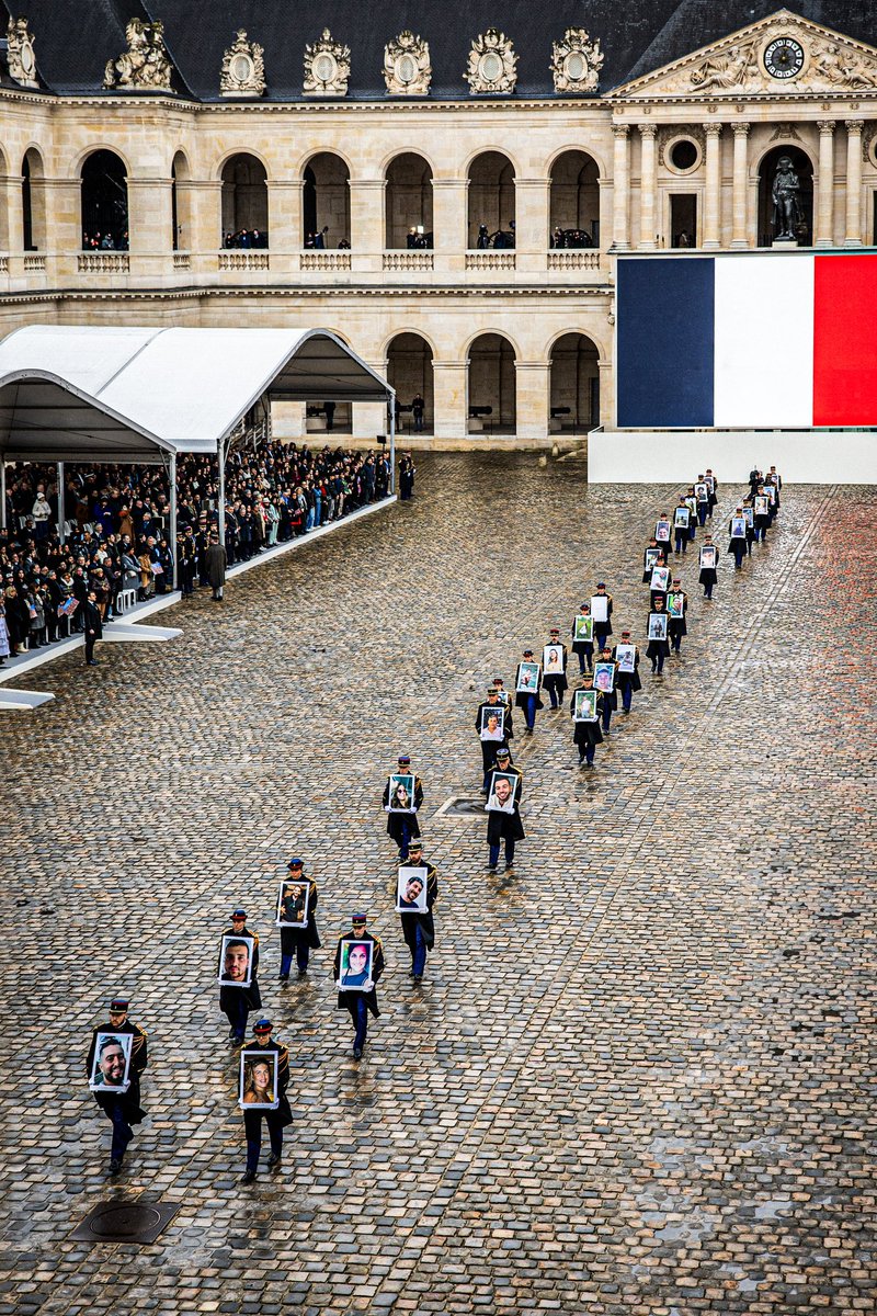 Honneur à la France qui a rendu hommage à ses 42 enfants assassinés le 7 octobre en Israël.

Dignité des familles qui trouvent, malgré la douleur, la force de témoigner.

Lucidité des Français qui comprennent que le 7 Octobre est aussi un drame français.

#HommageNational