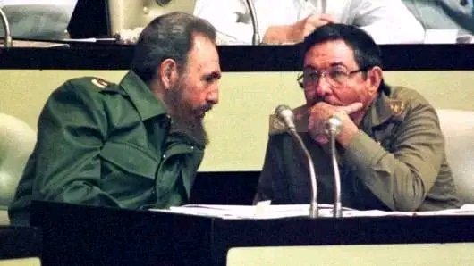 Un día como hoy 7 de febrero pero del año 1986 es celebrado el III Congreso del Partido Comunista de Cuba donde Fidel y Raúl son reelegidos en los máximos cargos.
#CubaViveEnSuHistoria