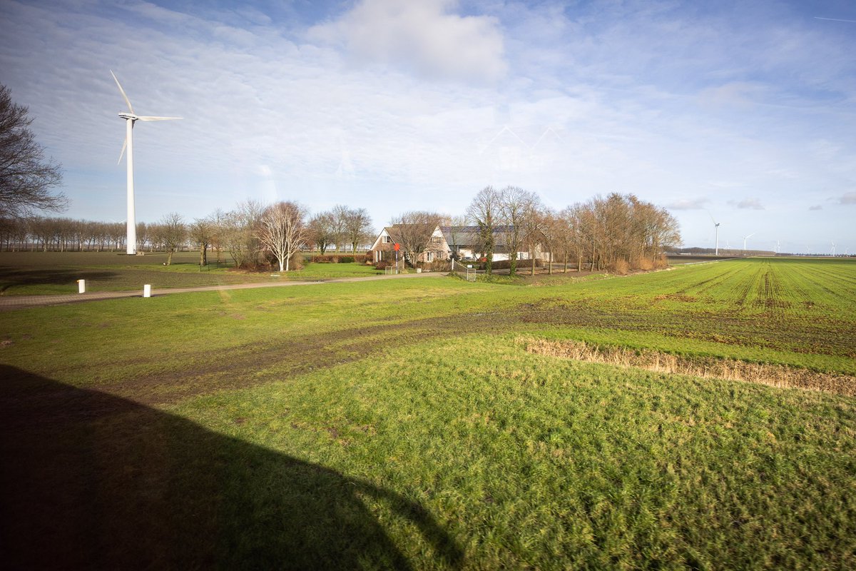 Flevoland heeft iets dat schaars is in Nederland: ruimte. Daar zullen we zuinig mee moeten omgaan. We hebben namelijk ruimte voor woningbouw, energie, landbouw en defensie nodig. Met de provincie Flevoland en de gemeenten Almere en Zeewolde gaan we die ruimtelijke puzzel leggen.