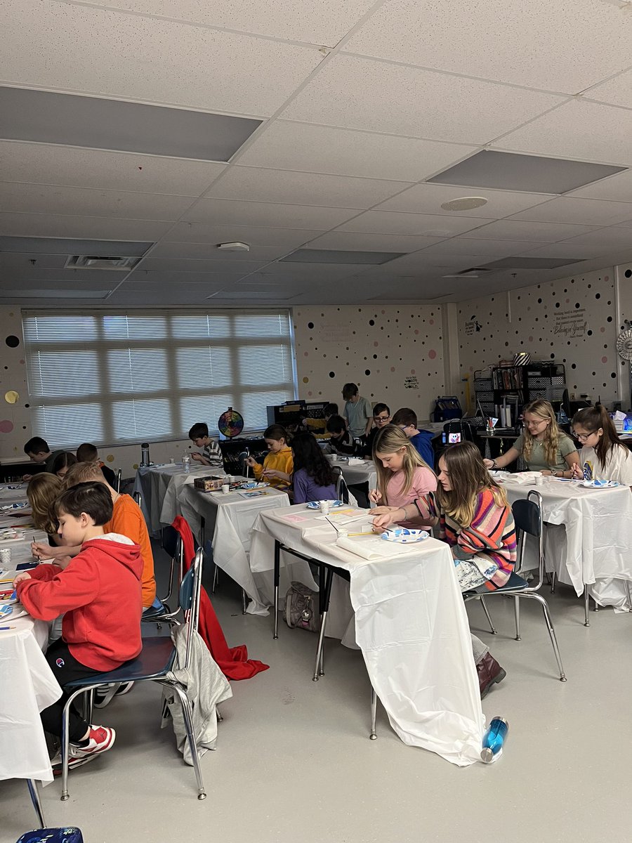 MBookworms's tweet photo. Period 2 Paint Party to celebrate the end of @Amplify Renaissance unit. #BeRoyal #kcsddroppedintoreading https://t.co/uNCNDTSEar
