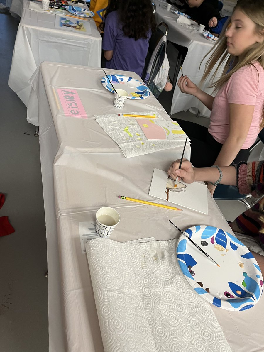 MBookworms's tweet photo. Period 2 Paint Party to celebrate the end of @Amplify Renaissance unit. #BeRoyal #kcsddroppedintoreading https://t.co/uNCNDTSEar