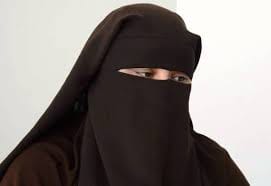 #ارض_اللوا 
📌إعترافات إمرأة لبيبة🎀
⭕️تقول احدى النساء بعد ١٧ عاما من الزواج .. ان الرجل هو أجمل مخلوق خلقه الله وصوره .
- فهو يضحي بجميع الأشياء التي بين يديه ليعطيها لأخته او ابنته او أمه او زوجته او أباه او حفيده 
- وهو الذي يضحي بشبابه وصحته من أجل زوجته وأولاده
7/1