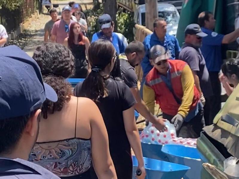 DPR_RM's tweet photo. El Estado se despliega para apoyar a damnificados de la V Región. El equipo de la DPRM está en Viña del Mar, apoyando en descarga y entrega de donaciones en centros de acopio y albergue del Liceo Bicentenario José Francisco Vergara, y aplicando ficha FIBE en Villa Independencia. https://t.co/NW8MhfQEZU
