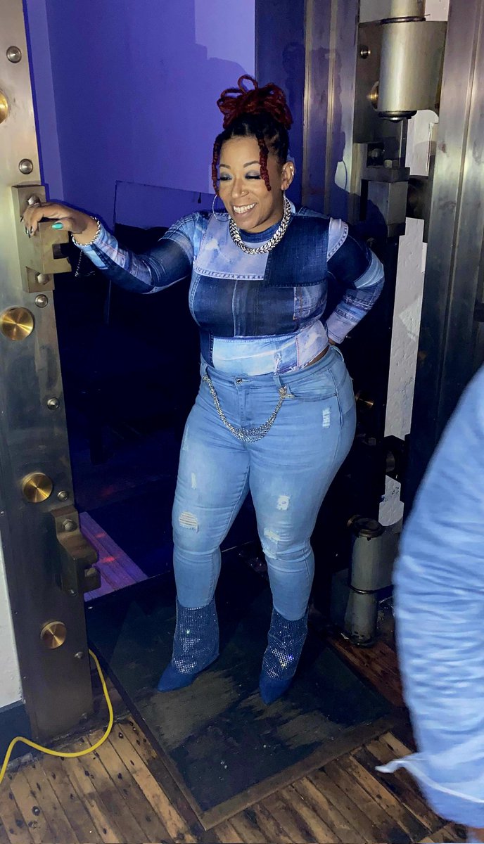 itsMzApple2U's tweet photo. All Hail the Goddezz! 
#waistedgoddezz #thickthighsMatter #Bluejeans #Natural #Locd https://t.co/xCvscd51p5