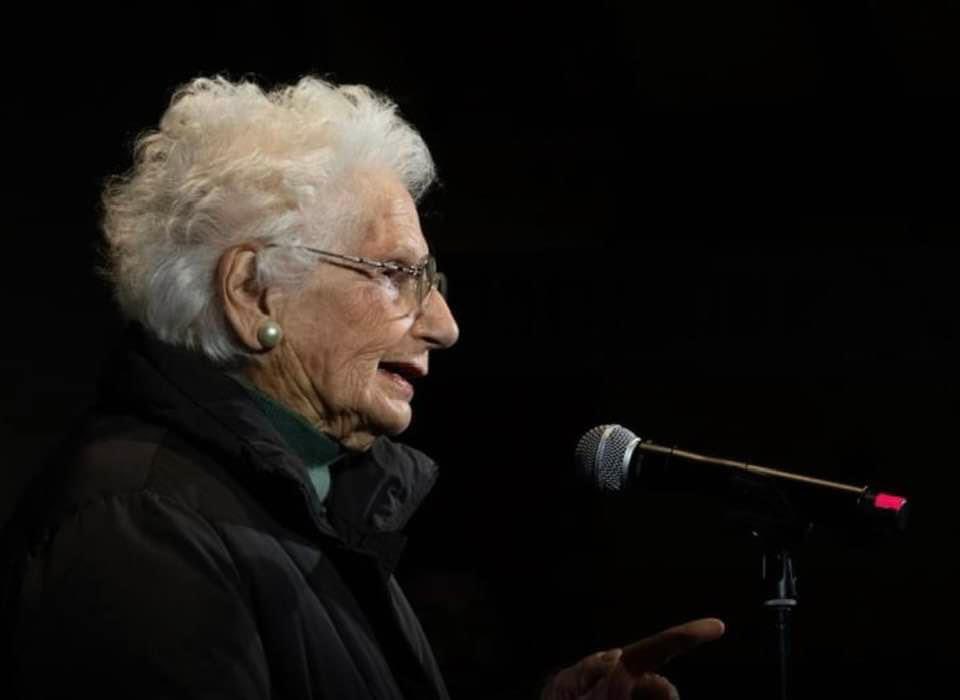 Dalla parte di Liliana Segre che - come altri sopravvissuti alle officine hitleriane - sono stati e sono la nostra coscienza democratica. La nazificazione degli ebrei, iniziata nel 1945, è un atto di odio antiebraico. 
#lilianasegre #antisemitismo
