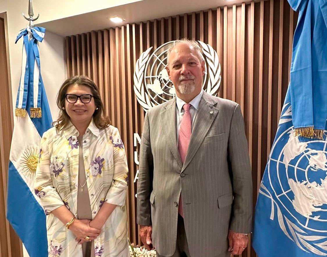 ONUArgentina's tweet photo. Un honor recibir al embajador Ricardo Lagorio designado Representante Permanente de Argentina ante la ONU

Dialogamos sobre nuestro trabajo conjunto y reiteramos la disposición de @ONUArgentina para seguir colaborando con el Gobierno

@CancilleriaARG @ArgentinaUN @AminaJMohammed https://t.co/NtiDrPBibR