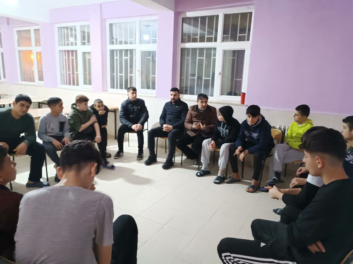 TugvaKozluk's tweet photo. 📍GENÇLİK BULUŞMASI.
Kozluk Fen Lisesi erkek yurdunda düzenli olarak yaptığımız Değerler Eğitimi Seminerini gerçekleştirdik.
Ulaşılmadık genç kalmayana kadar çalışmaya devam edeceğiz.
#tugvakozluk
#tugvabatman
#tugvalise https://t.co/H5YG5pCKgg