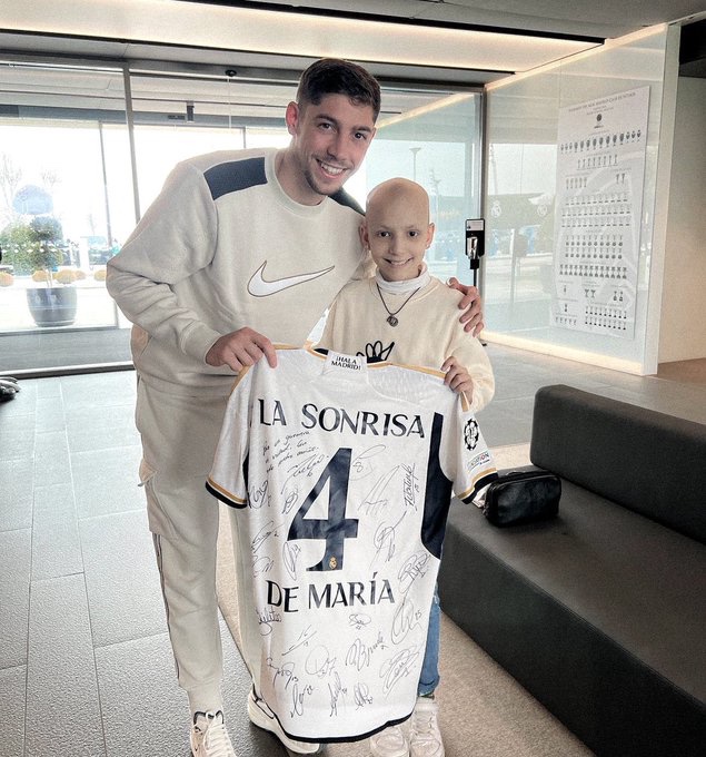 MadridUniversal's tweet photo. Nacho invited a young fan with cancer to meet the team today. https://t.co/XQ1qxILXPK
