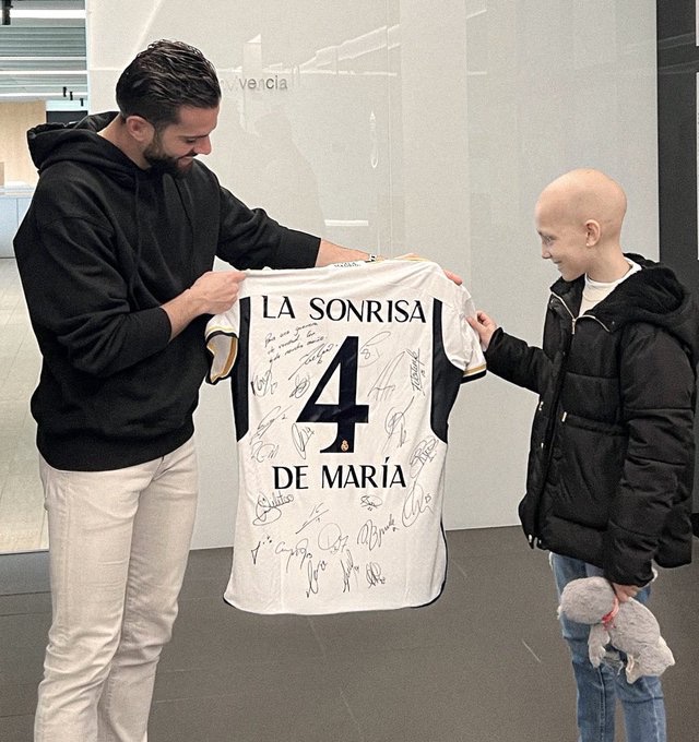 MadridUniversal's tweet photo. Nacho invited a young fan with cancer to meet the team today. https://t.co/XQ1qxILXPK