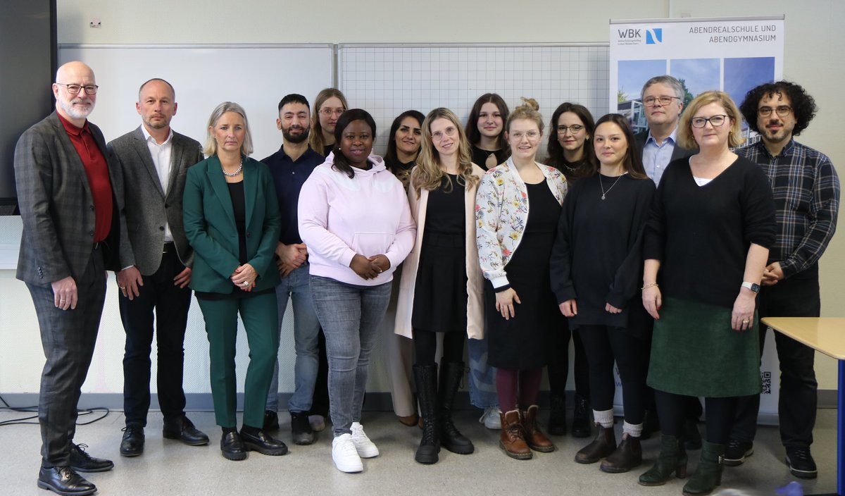 Frau Zingsheim-Zobel, MdL und schulpolitische Sprecherin der Fraktion der Grünen, besuchte heute unsere Schule in Mönchengladbach. Im Mittelpunkt stand eine Gesprächsrunde mit unseren Studierenden, Herrn Kreisdirektor Schabrich , Frau Schüßler und Herrn Wlochal.