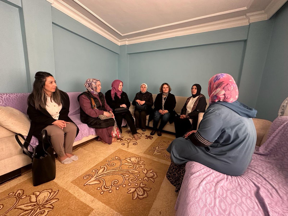 📍Çat kapı ziyaretlerimize devam ediyoruz.
Cumhurbaşkanımızın selamlarını getirdiğimizi söylediğimiz zaman ayrıca sevinen ev sahiplerimize misafirperverlikleri için teşekkür ederiz.

#HazırızKararlıyız
#BizBüyükBirAileyiz