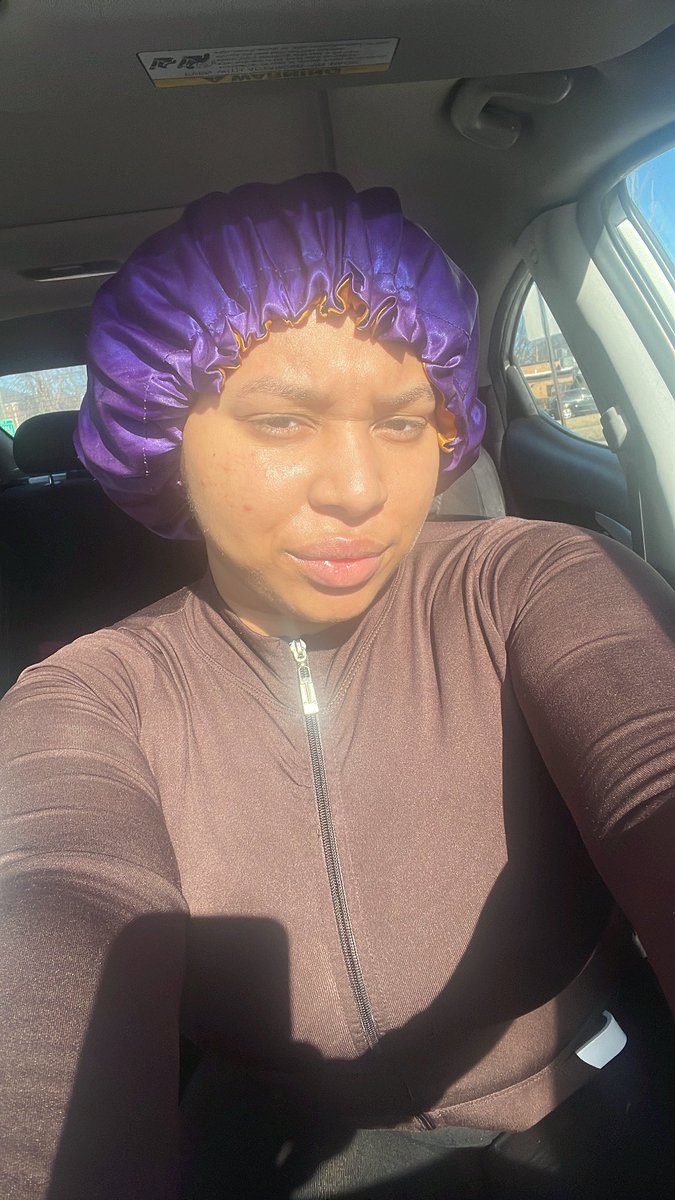 KatMain5's tweet image. I can’t leave out with a bonnet on, but I can walk out with one😂