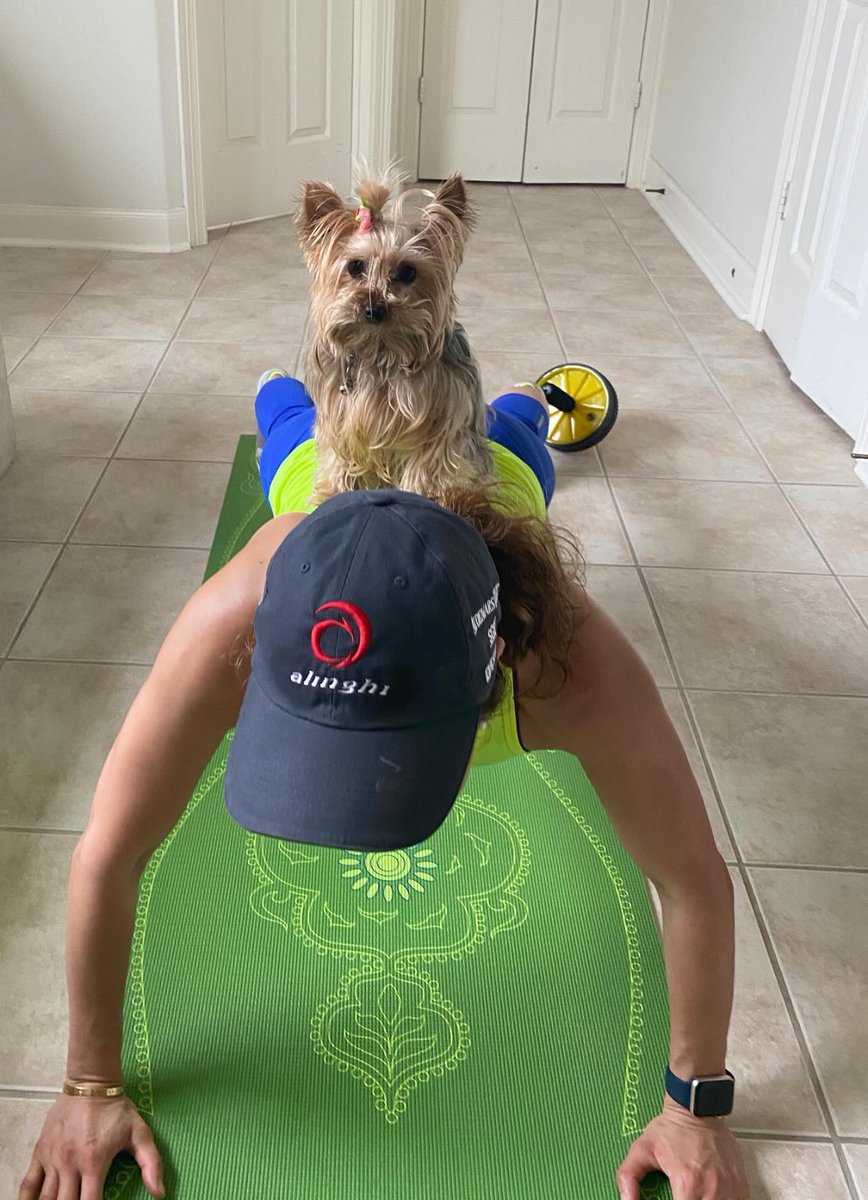 regiadecorazon's tweet image. Cuando te dicen que 2 minutos no son nada y encima le agregamos peso! 😉🤣
📷 gaby.barrionuevo__
#healthcoach #fasterway #coach #Plank