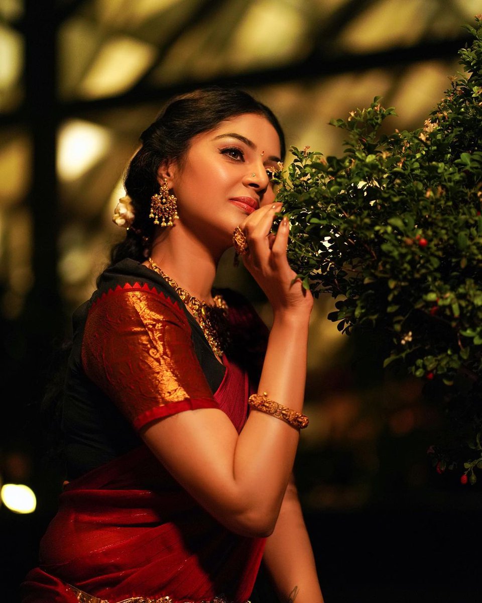 Prabhastylish's tweet photo. Actress #sanamshetty Recent trending traditional Photo Shoot Stills 📸

@ungalsanam @Prabhastylish https://t.co/dKuCdY35dl