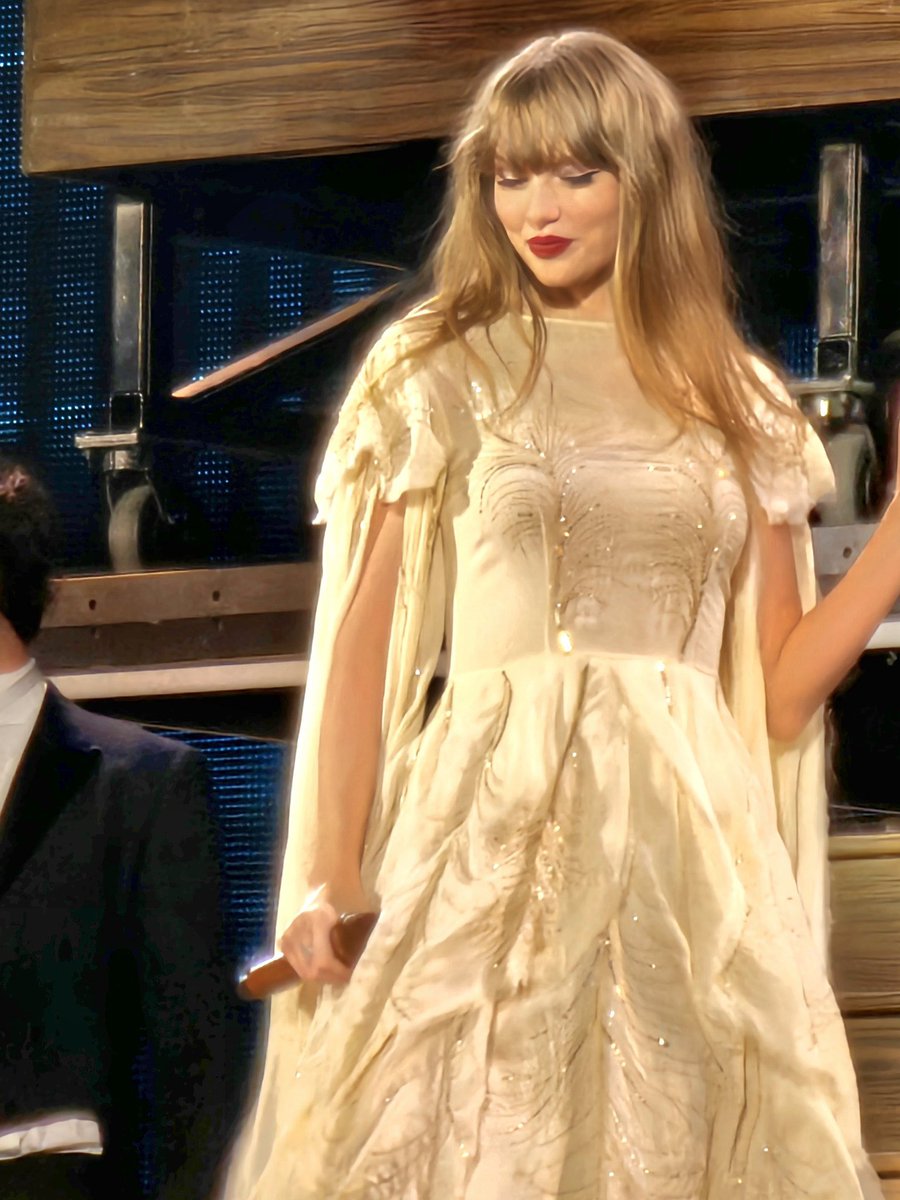 besttofswift's tweet photo. TAYFAIRY 🤍 https://t.co/C04m2QXMRI