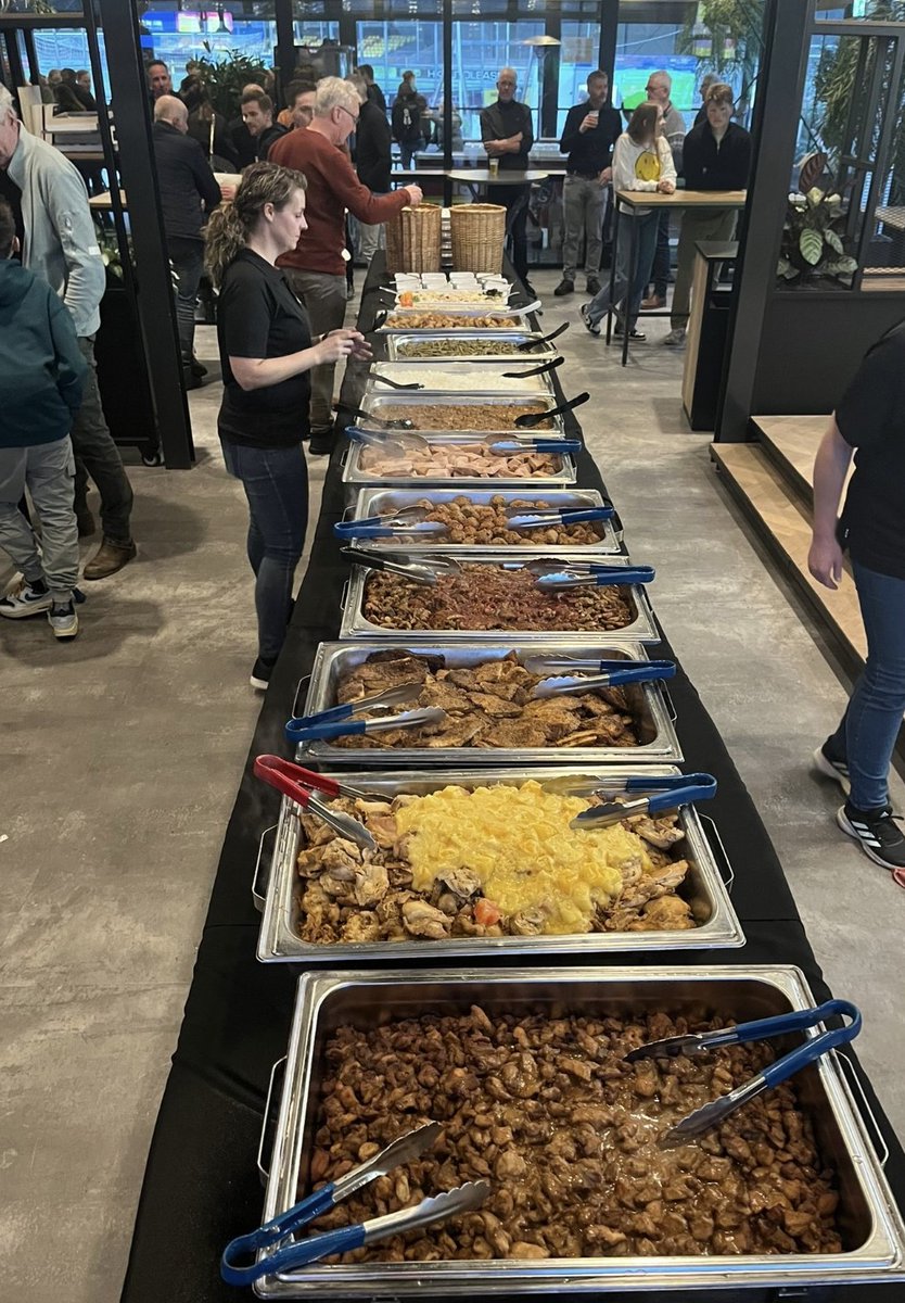 RohdaRaalte's tweet photo. De Grote Sallandse Derby | @RohdaRaalte vs @vvHeino
Voorafgaand aan de derby het gebruikelijke samenzijn van Vrienden en sponsoren van beide clubs met buffet, dit jaar verzorgd door onze kersverse sponsor The Longhorn Catering!
❤️💛 #Rohda #Raalte #Heino #Derby #sponsor❤️💛 https://t.co/KrVBhGtyce