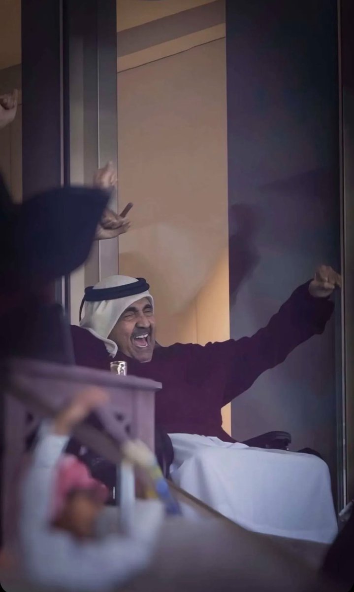 عسى الله يديم نور الدار وسراجه
 اللي بلدنا بعد حكمه غدت جنّه

ما دامه بخير .. ما نبغي ولا حاجه 
' تضحك قطر كل ابوها لا ضحك سنّه '