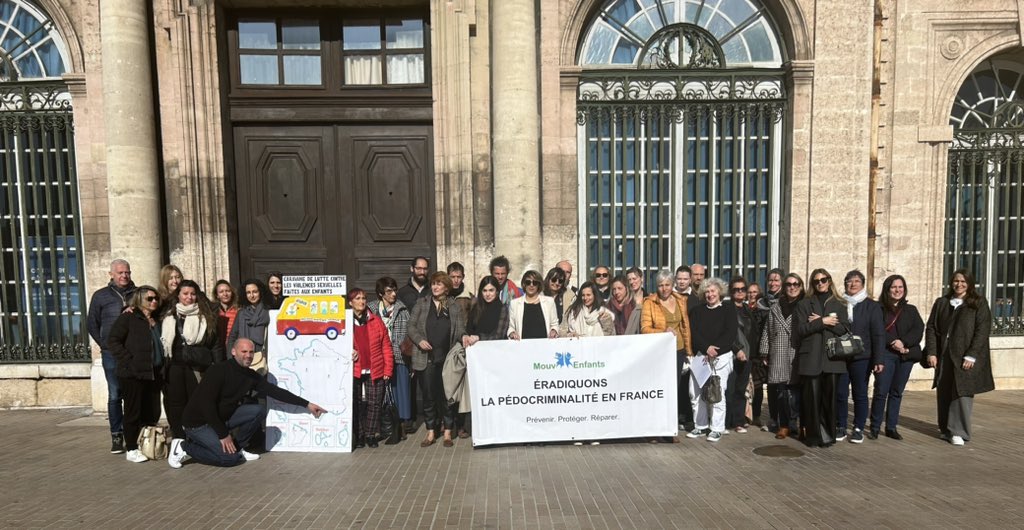 arnaud_gallais's tweet photo. En photo ça donne ça! Merci à toutes et tous @Collenfantiste 13! Corevih PACA Corse @SolidariteFemme @osezlefeminisme 13! @daniela_levy  Nathalie Tessier @BenoitPayan 

Ici c’est Marseille ! 18eme étape de la caravane de lutte contre 🆚 les violences sexuelle s faites aux enfants https://t.co/vDpib8Jhre