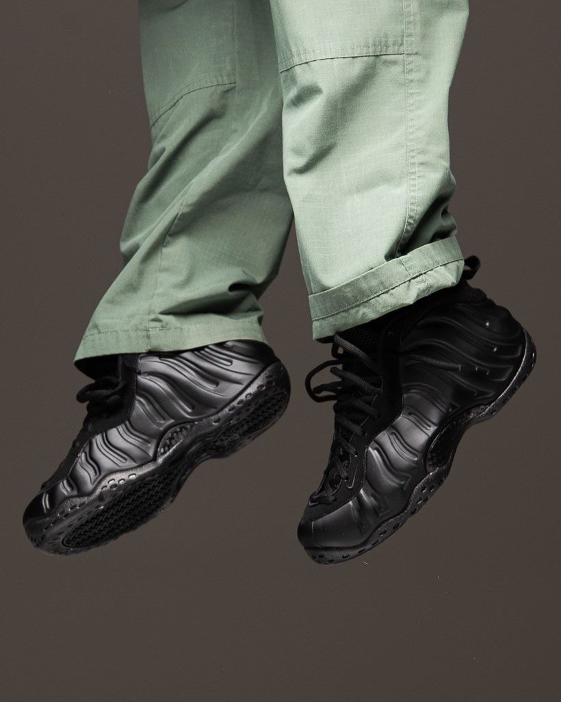 nike foamposite anthracite on feet