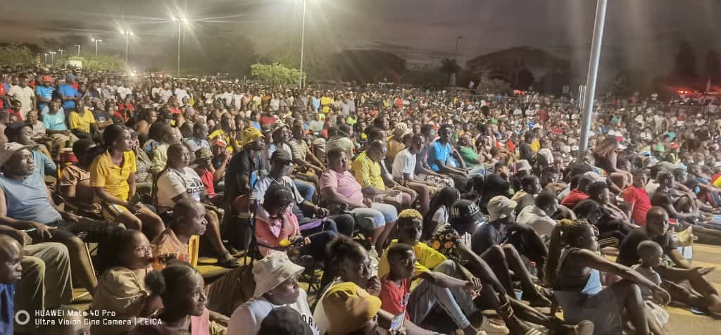 VhembeO's tweet photo. FANS GATHER AT THAVHANI MALL TO SUPPORT BAFANA BAFANA 

THOHOYANDOU : Hundreds of fans have gathered at Thavhani Mall to support Bafana Bafana against Nigeria in the African Cup of Nations.

Where are you watching the game?

#VhembeObserver https://t.co/JybS2R9qAd