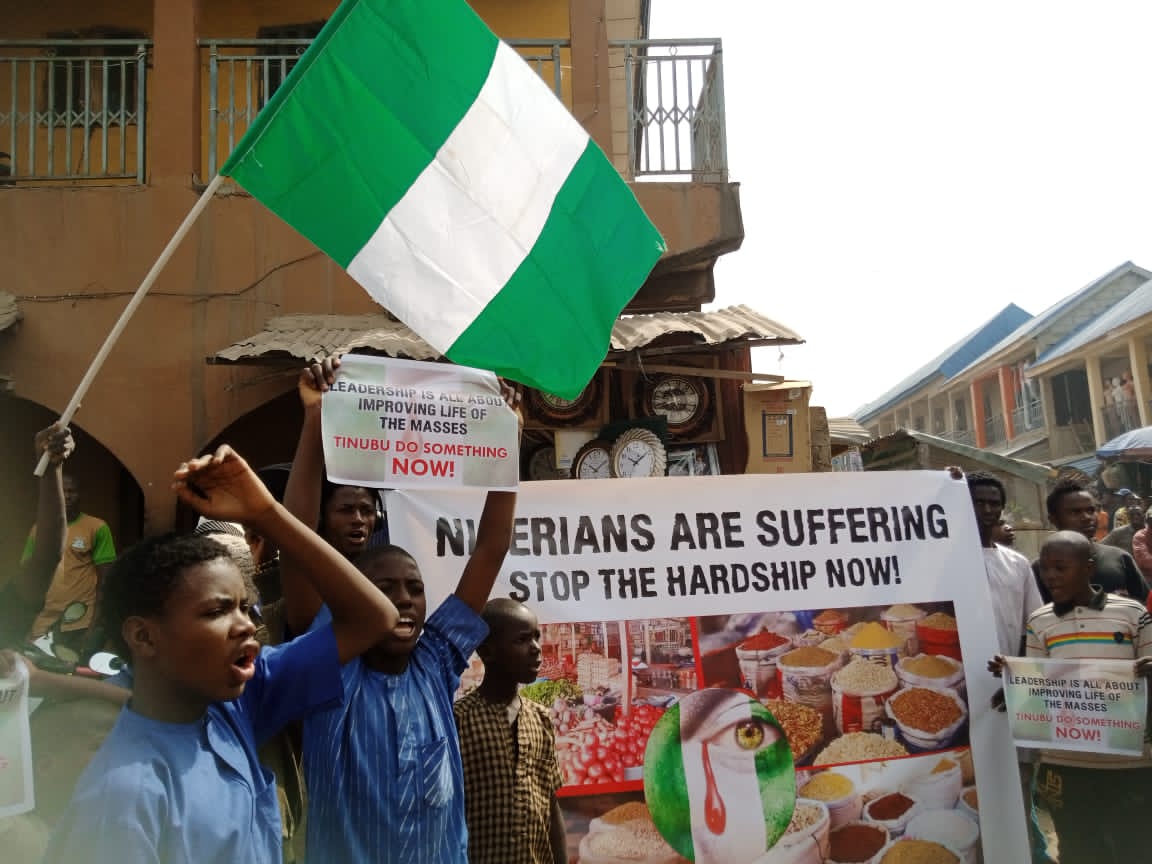 Seatrules's tweet photo. Nigerians are suffering - Fresh protest https://t.co/OtBwdds89E