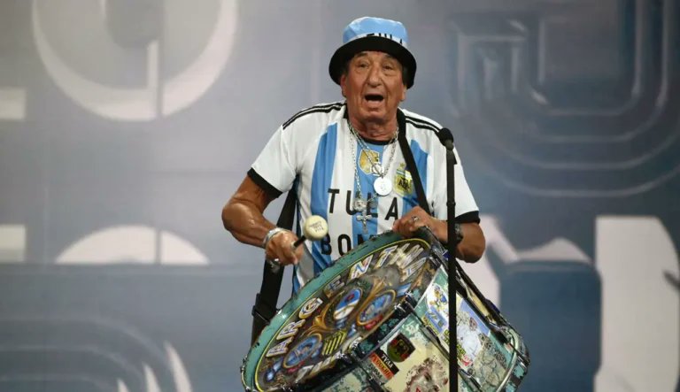 primerplanotv's tweet photo. ⚫️ Seguirá alentando desde arriba: tristeza por la muerte de ‘#ElTula’, el hincha argentino del bombo más famoso #thebest https://t.co/KhWjLRj18h https://t.co/WJkIY8PiPL