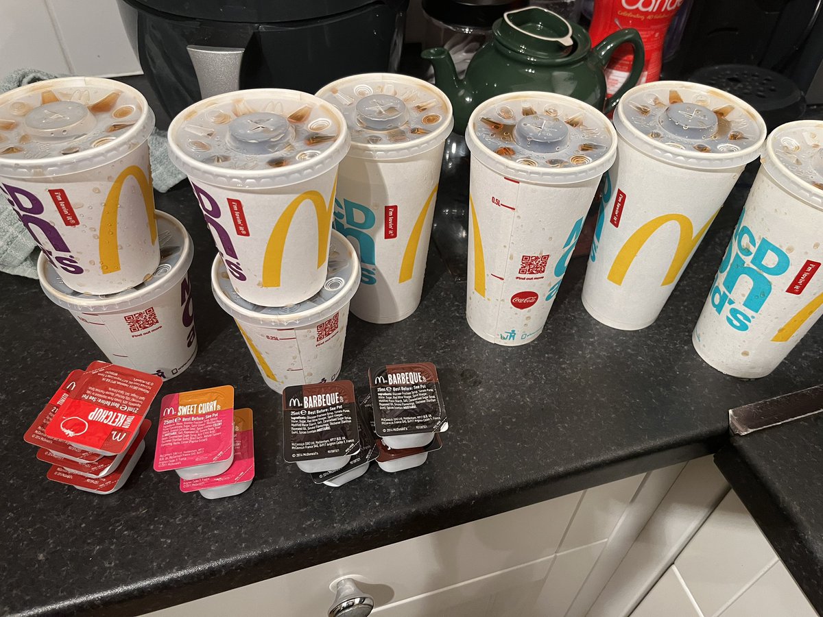 paulmc81's tweet photo. @McDonaldsUK when you order 4 meals as a treat for your children and all you get sent is 8 drinks and 10 dips!  Poor show Lyne Road McDonalds.  Shocking that there are constantly errors for this store! https://t.co/pXogQkzJvS