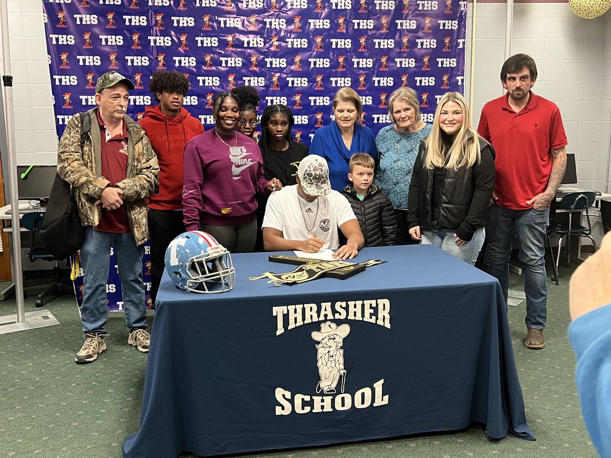 Corey_Clint's tweet photo. Signed🐯@NEMCCTigers @R_Trevathan @ThrasherFB @Mancutch_24 @CoachColeyFB https://t.co/euvYrp0JS4