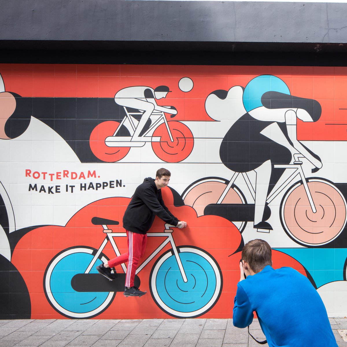 0️⃣1️⃣0️⃣ | Rotterdam fietsstad! Het is niet voor niets dat de #TDFFROTTERDAM2024 hier in augustus neerstrijkt voor het Grand Départ! 📸 © RMIH/Eric Fecken