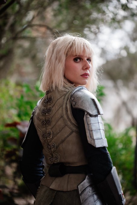 I did a Shin Hati shoot in Galaxy&rsquo;s Edge and I honestly can&rsquo;t wrap my head around how much I love the<a href="/tag/starwars"class="tags"><span>#starwars</span></a><a href="/tag/shinhati"class="tags"><span>#shinhati</span></a>