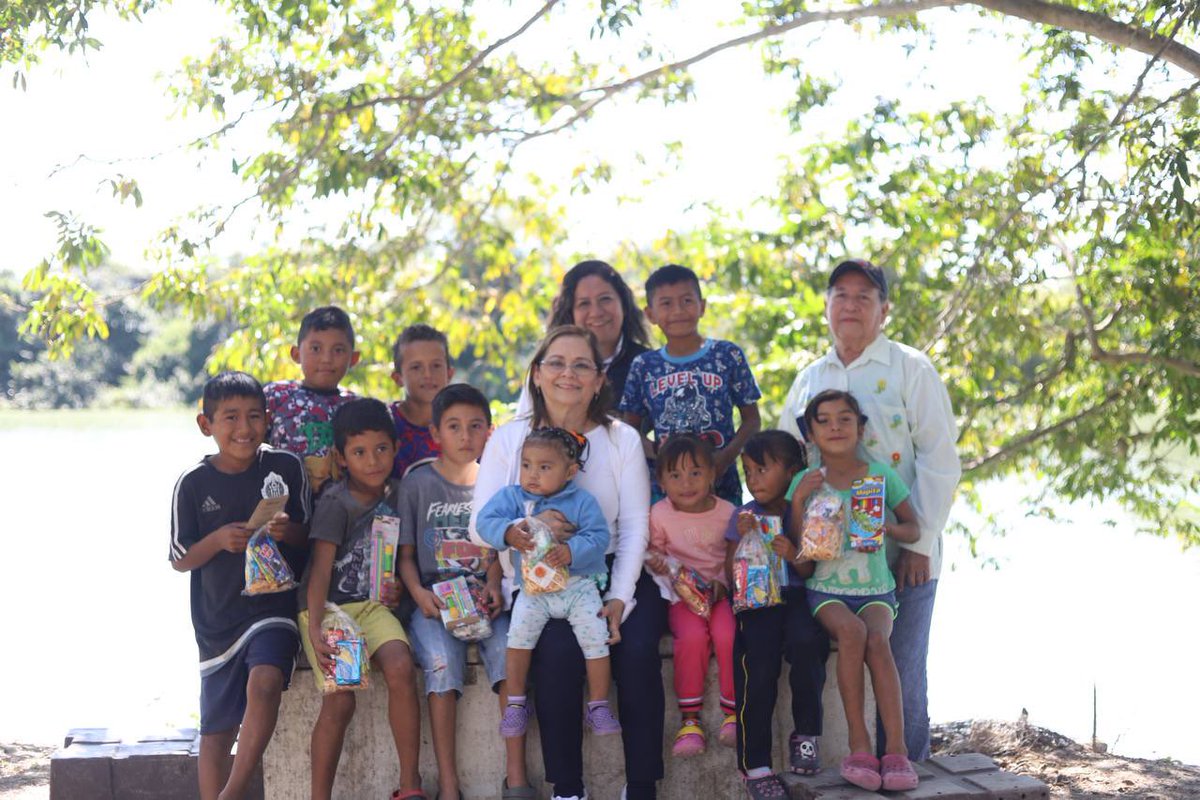DifAltamira4T's tweet photo. Nuestros compromisos de corazón siguen reflejándose en cada rincón de Altamira, realizamos el recorrido por las comunidades del Río Tamesí para hacer la entrega de los apoyos alimenticios beneficiando los abuelitos .💜✨ https://t.co/FCAV4JCnH2