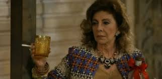monteryck's tweet photo. Kkkkkkkk 
Meu deus a Juliana Paes tá muito Darlene de #PenaCova com esse cigarro e esse look ... 

Ela seria uma Jacutinga impecável. Saudades Marilia Pera

#Renascer https://t.co/rQyA6w68IN