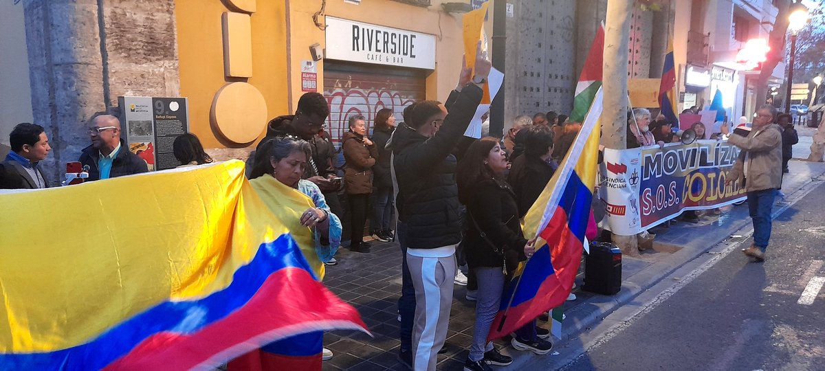 En Valencia nos hemos concentrado en defensa del gobierno democráticamente elegido en #Colombia. Por el #GobiernoDelCambio de Gustavo #Petro y Francia Márquez, el relevo del Fiscal General por una #NuevaFiscal de la terna propuesta para acabar con la Corrupción #NoCorrupción