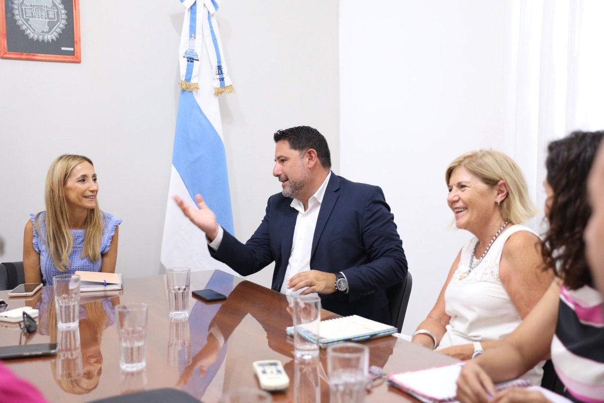 La secretaria de Educación, Gabriela Gallardo, llevó a cabo una mesa de trabajo con autoridades de la @LaFundacionLeon, para establecer líneas de acción para el acompañamiento de las trayectorias educativas de los alumnos de secundaria y la alfabetización en primaria.