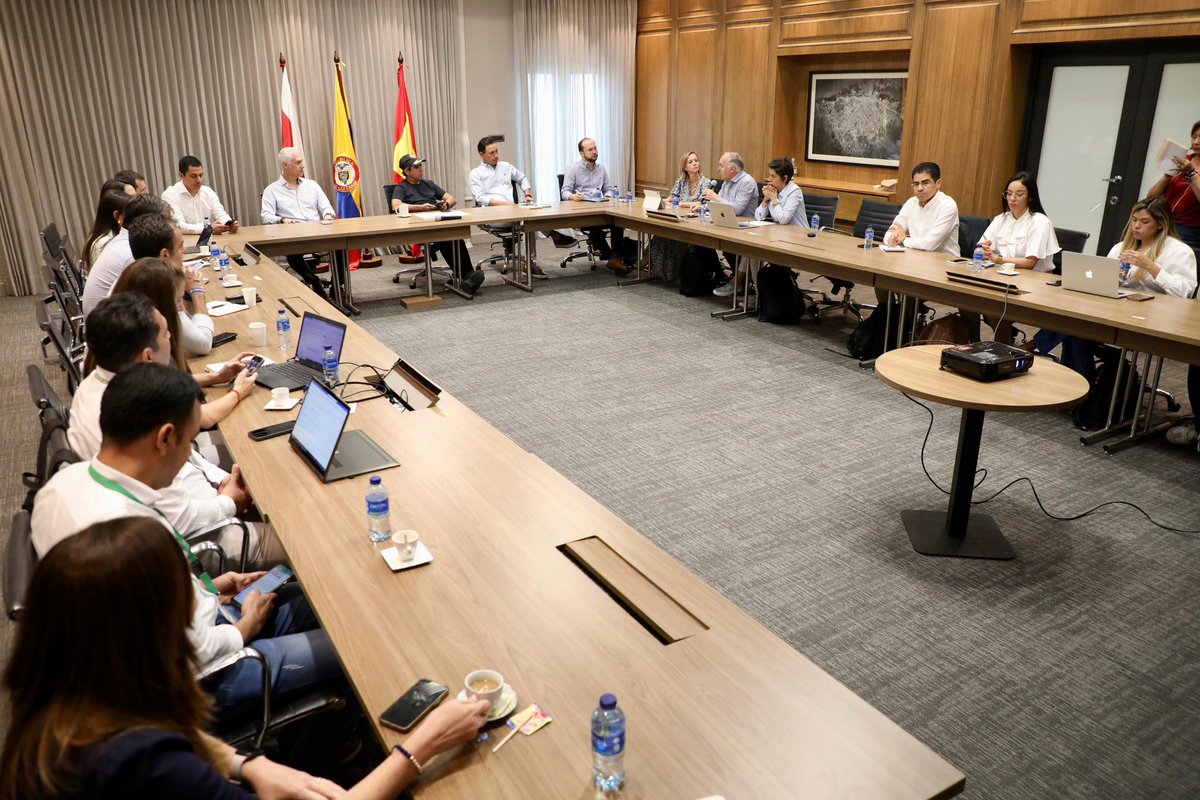 AlejandroChar's tweet image. Barranquilla proyecta convertirse en un HUB para el mantenimiento, reparación y operación de aeronaves.

Nos reunimos con expertos de @Airbus, quienes junto a Gobierno Nacional, @ANDI_Colombia, @AerocivilCol y especialistas en materia de exportación de servicios de reparación,…