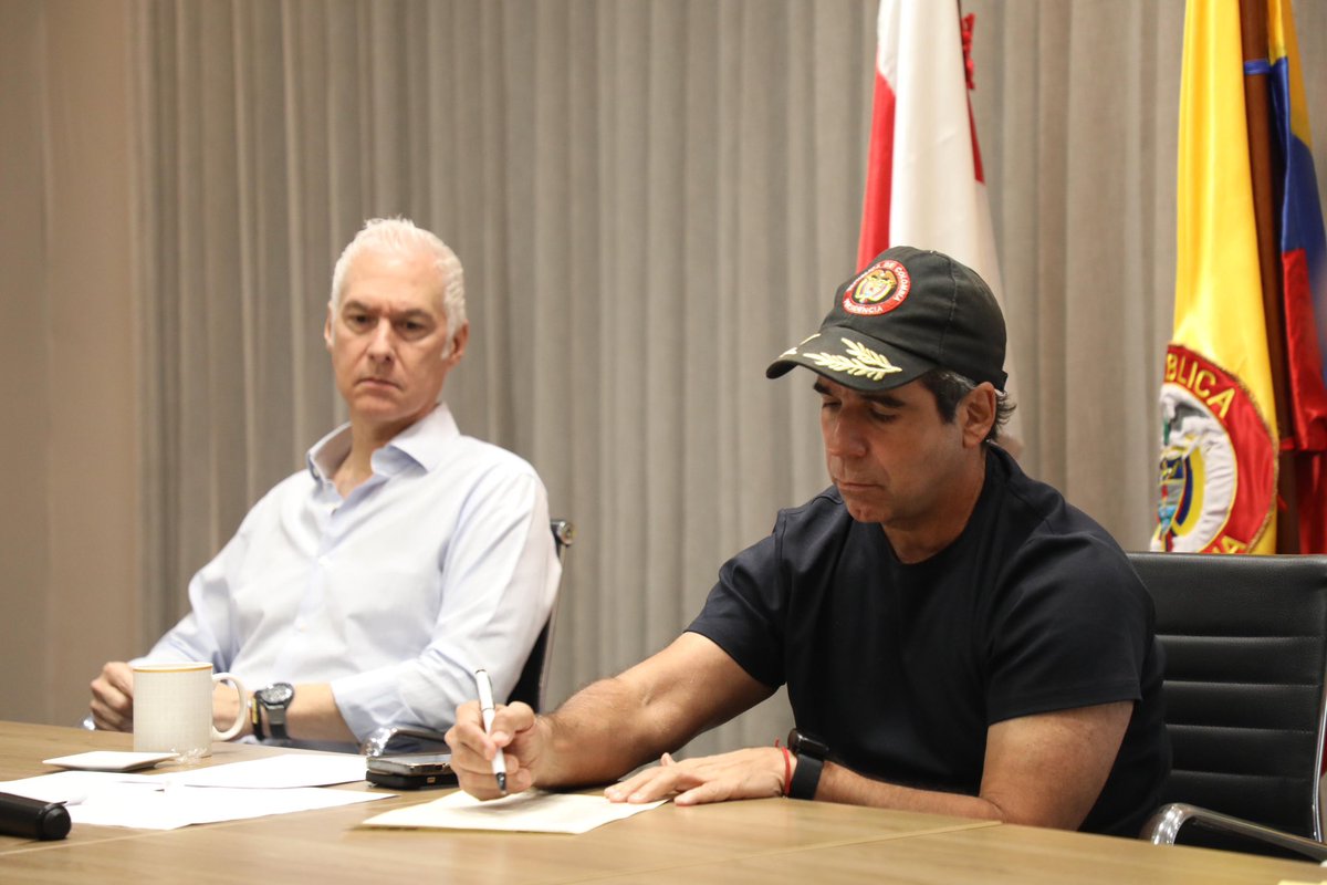 AlejandroChar's tweet image. Barranquilla proyecta convertirse en un HUB para el mantenimiento, reparación y operación de aeronaves.

Nos reunimos con expertos de @Airbus, quienes junto a Gobierno Nacional, @ANDI_Colombia, @AerocivilCol y especialistas en materia de exportación de servicios de reparación,…