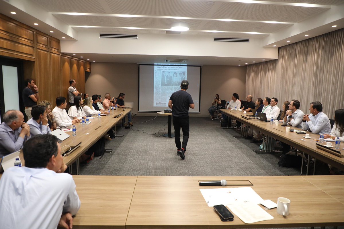 AlejandroChar's tweet image. Barranquilla proyecta convertirse en un HUB para el mantenimiento, reparación y operación de aeronaves.

Nos reunimos con expertos de @Airbus, quienes junto a Gobierno Nacional, @ANDI_Colombia, @AerocivilCol y especialistas en materia de exportación de servicios de reparación,…