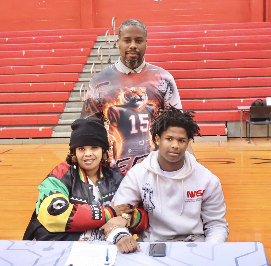 📝Signing day on Main Street!
Congrats to these student-athletes 🏈

Willie Hill - Southeastern University
King Johnson - Benedict College
Carl Reese - Culver-Stockton College
#TheTigerExperience🐅
#OnceATigerAlwaysATiger