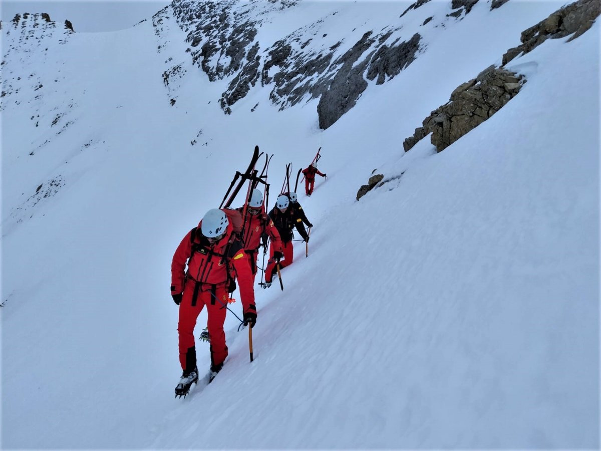 UMEgob's tweet image. Los corredores de hielo, en Peña Telera y la Peña Sabocos, en el  Valle de Tena (Huesca), son los escenarios de la instrucción específica de montaña 🏔️ que realiza esta semana el equipo #MSAR del #BIEM4

&quot;¿Por qué subir montañas? Porque están ahí&quot; (George Mallory)