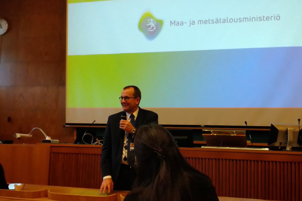 Uudet kollegat esittäytyivät tänään <a href="/mmm_fi/">MMM</a> henkilöstötilaisuudessa, viimeisenä kansliapäällikkö <a href="/pekka_pesonen/">Pekka Pesonen</a>.
Poimintani puheista:
❄️kestävyystavoitteiden yhteensovittaminen
❄️vahva EU vaikuttaminen suomalaisia ratkaisuja esiin nostaen
❄️tiedelähtöisyys ja tutkimuksen arvostus