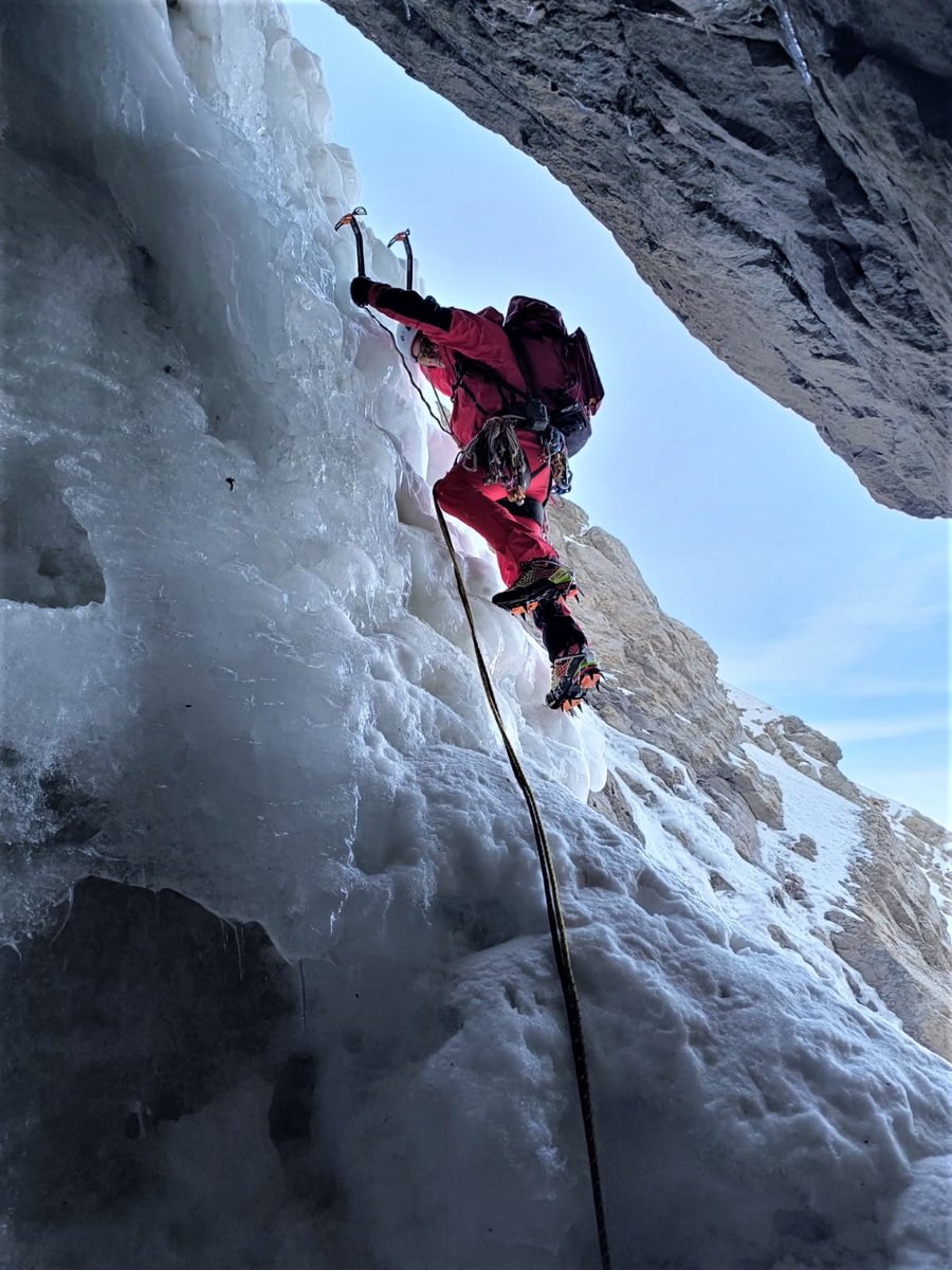 UMEgob's tweet image. Los corredores de hielo, en Peña Telera y la Peña Sabocos, en el  Valle de Tena (Huesca), son los escenarios de la instrucción específica de montaña 🏔️ que realiza esta semana el equipo #MSAR del #BIEM4

&quot;¿Por qué subir montañas? Porque están ahí&quot; (George Mallory)